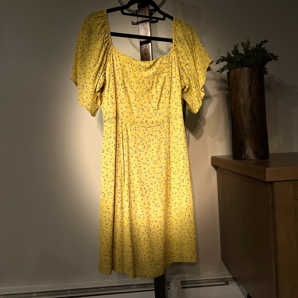 NWT VOLCOM Women's Flutter Sleeve Dress YELLOW FLORAL Size L